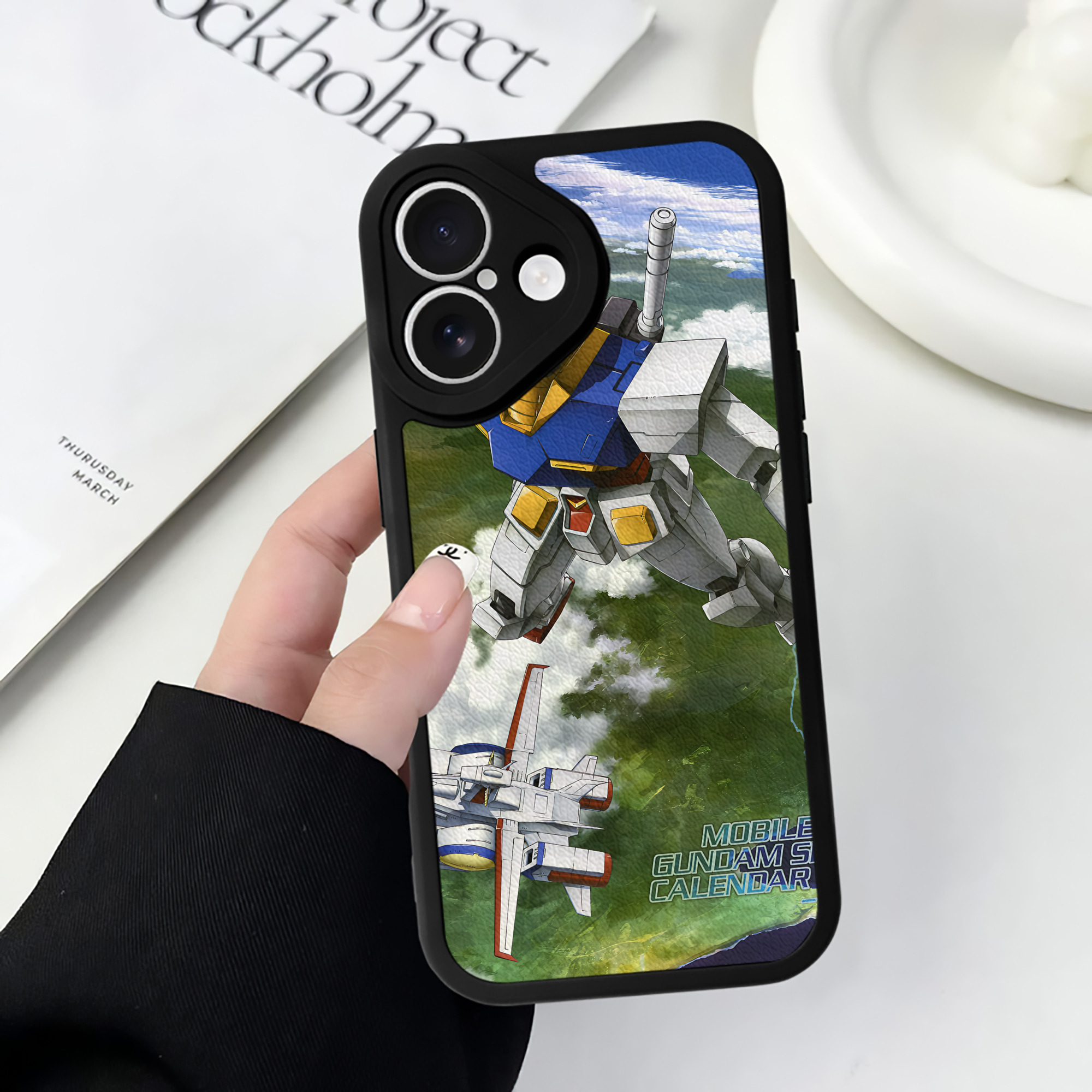 （画像用） 機動戦士ガンダム Mobile Suit Gundam 【iPhone 16シリーズ対応】シリコンスマホケース（レザー調） 材質：シリコン